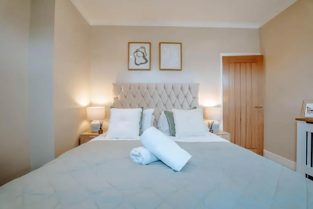Newly Refurbished 3 Bedroom Townhouse Free Parking Harrogate Semesterbostad
