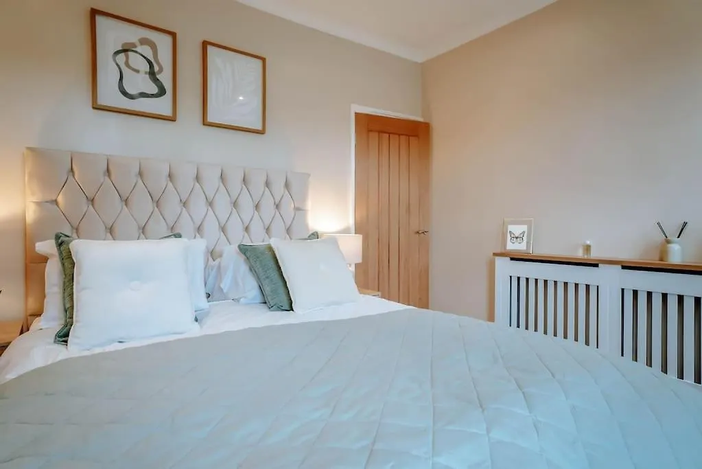 Newly Refurbished 3 Bedroom Townhouse Free Parking Harrogate 0*,