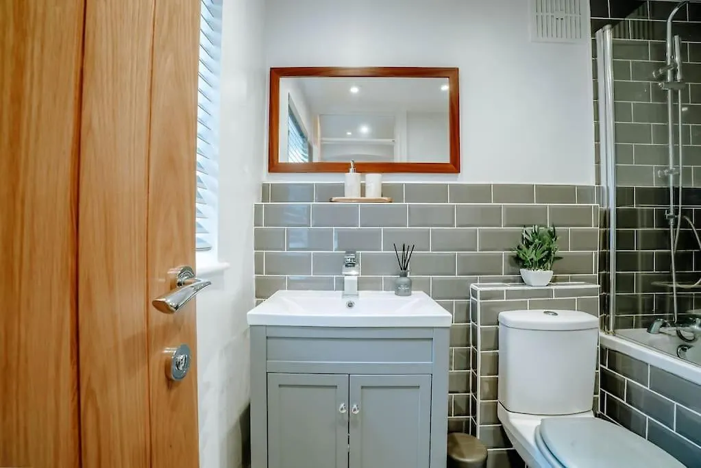 Newly Refurbished 3 Bedroom Townhouse Free Parking Harrogate Semesterbostad