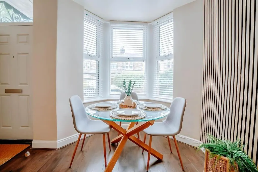 別荘 Newly Refurbished 3 Bedroom Townhouse Free Parking ハロゲート