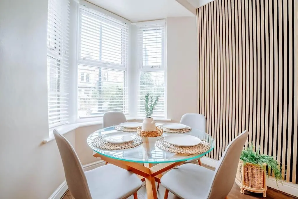 Newly Refurbished 3 Bedroom Townhouse Free Parking ハロゲート 0*,