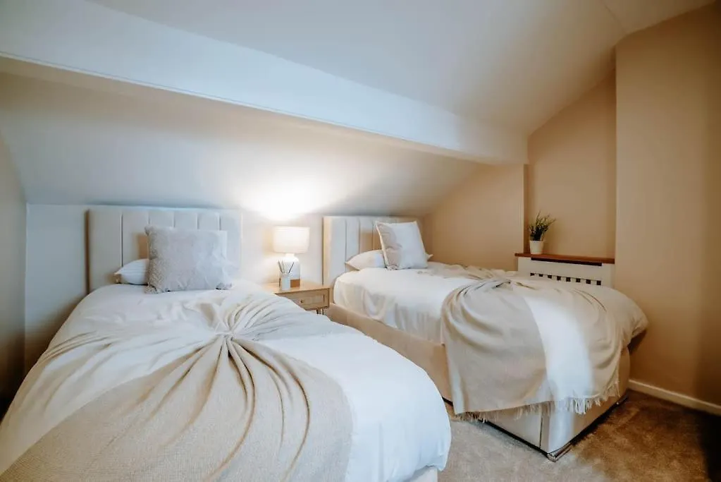 Newly Refurbished 3 Bedroom Townhouse Free Parking ハロゲート 別荘